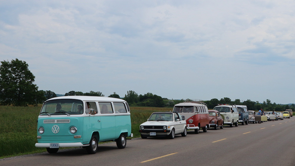 VW Cruise underway with a large number of cars